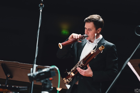 Jānis Semjonovs spēlē fagotu G.Šmites skaņdarbā "Trokšņu iela".